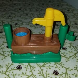 Fisher Price Little People Farm Water Pumping Well Yellow Pump Bucket Green Base